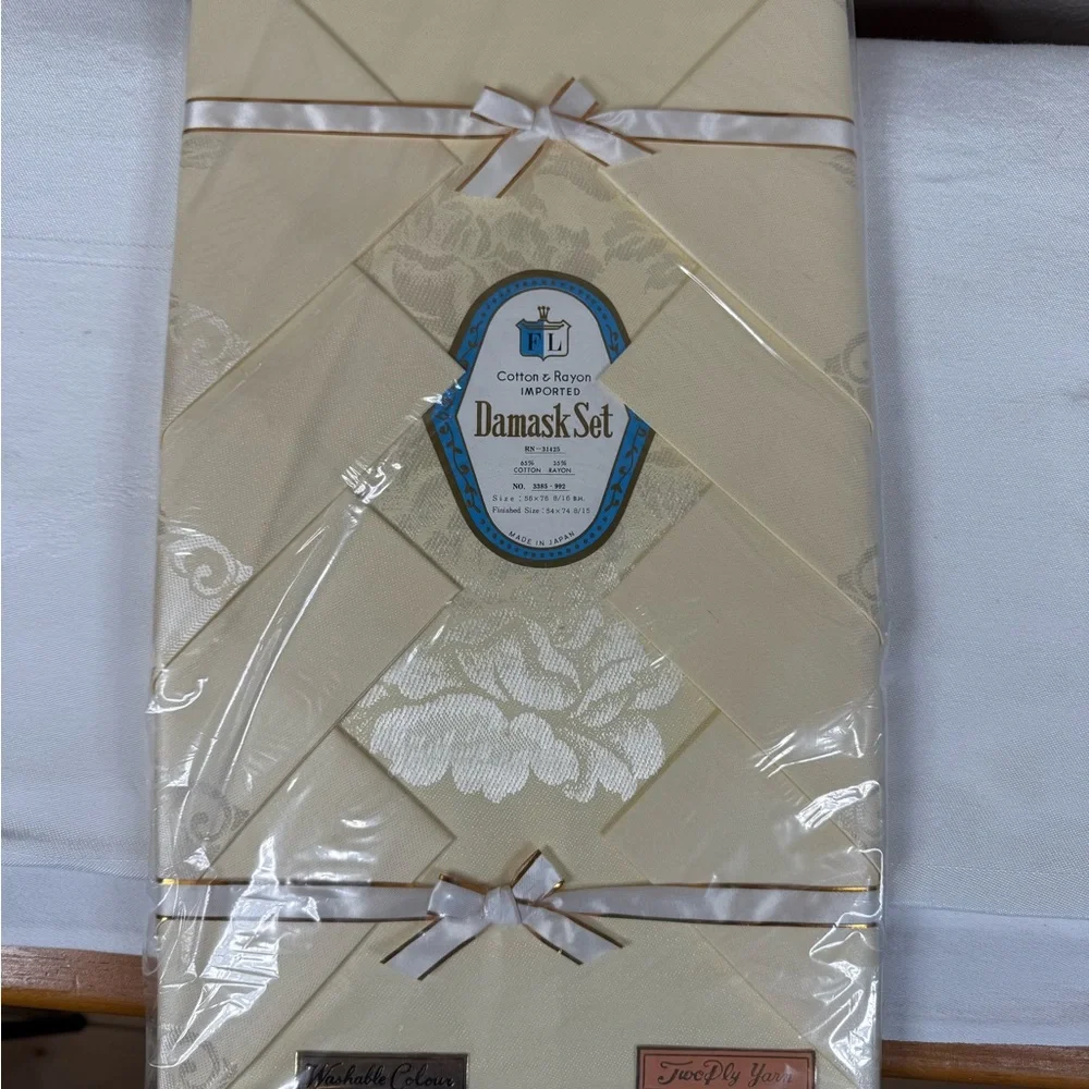 NWT Vintage Damask Table‎ Linens
